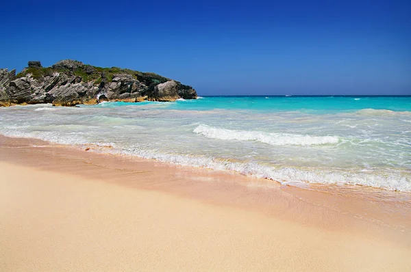 La célèbre plage de sable rose des Bermudes — Photo