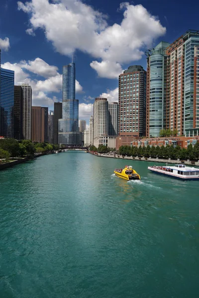 Туристические лодки и Чикаго — стоковое фото