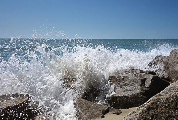 Waves and rocks — Stock Photo, Image