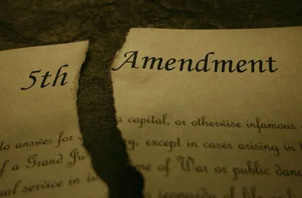 Constituição 5th Emenda rasgar — Fotografia de Stock
