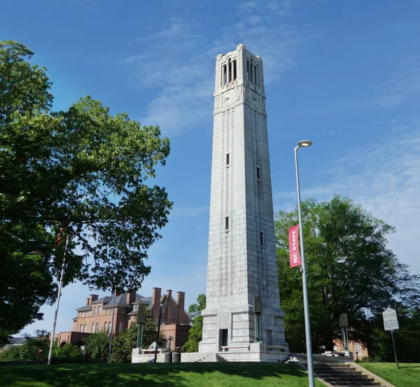 A torre do sino no campus do estado NC em Raleigh — Fotografia de Stock