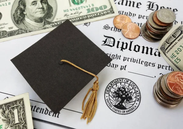 Pułap ukończenia studiów pieniądze i dyplom — Zdjęcie stockowe