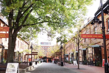 Durham, Nc / Usa - 10-23-2018: Brightleaf Square alışveriş merkezi ne
