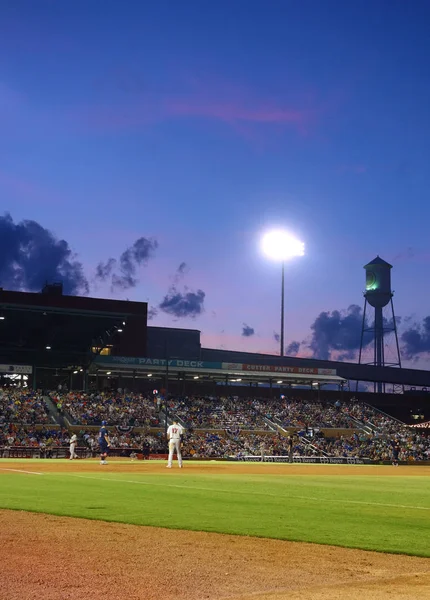 Durham, Nc / Usa - 07-09-2016: The Durham Bulls basebollag playi — Stockfoto