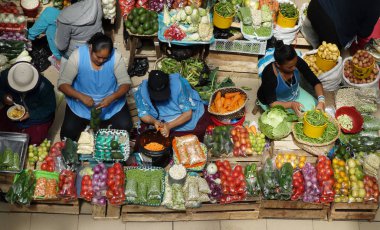 Cuenca, Ekvador - 2-12-2015: Kadınlar ücretsiz satış yapan bir pazarda çalışıyorlar