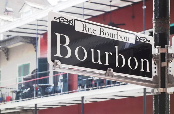 New Orleans 'taki Bourbon Caddesi. Ünlü Fransız Mahallesi. — Stok fotoğraf