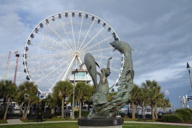 Myrtle Sahili, Sc / Usa - 1-10-2020: Sahil boyunca Skywheel dönme dolap, Myrtle Sahili Güney Carolina 'nın popüler bir turistik merkezi.