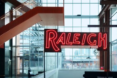 RALEIGH, NC / USA - 3-21-2020: Raleigh, NC 'deki Union Station tren istasyonunun içinden şehir merkezine doğru bakın.