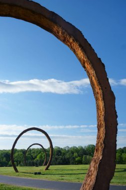 Heykel bahçesindeki doğa ve yeşil alan Raleigh Kuzey Carolina 'daki Kuzey Carolina Sanat Müzesi' ne park ediyor. 