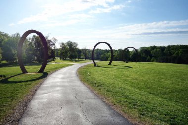 Raleigh North Carolina 'daki Kuzey Carolina Sanat Müzesi' nde heykel bahçesinde doğa izleri var.                               