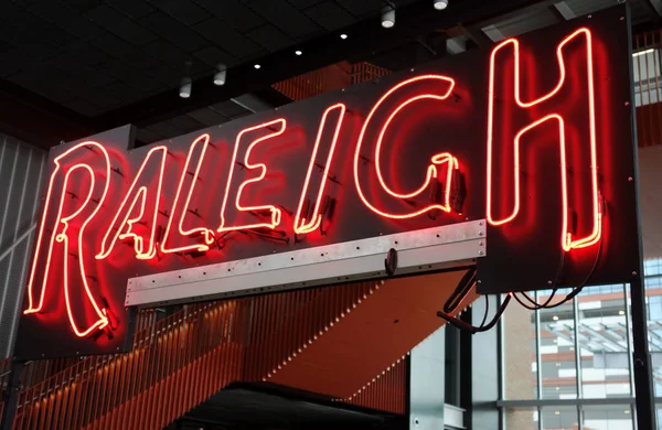 Raleigh Usa 2020 Znak Neon Raleigh Wnętrzu Dworca Kolejowego Union — Zdjęcie stockowe