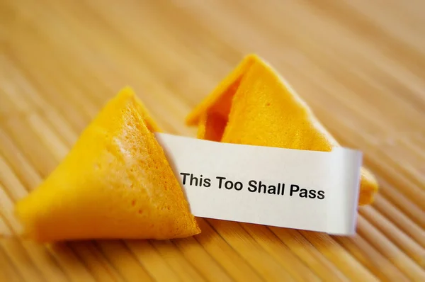 Gelukskoekje Met Too Shall Pass Message Optimisme Aanmoedigingsconcept — Stockfoto