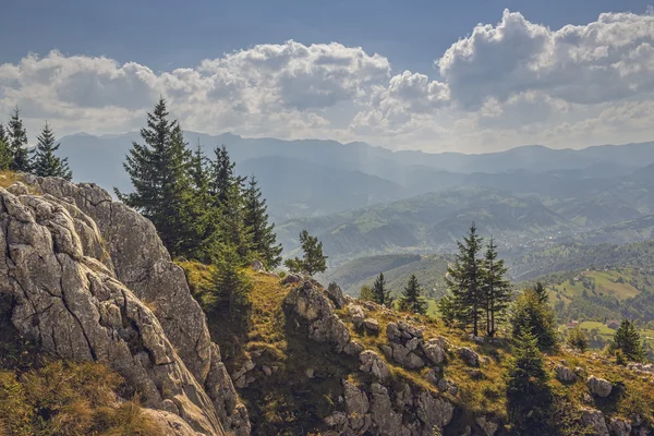 Tranquillo paesaggio di montagna soleggiato — Foto Stock