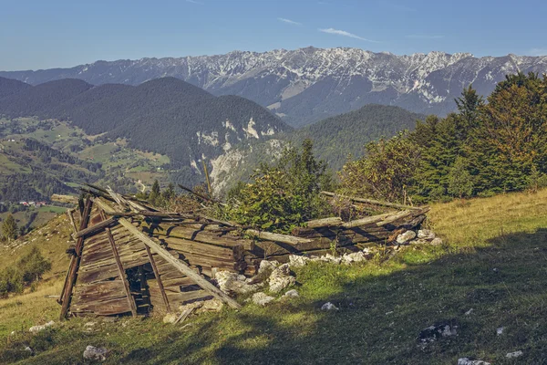 Ramshackle de madeira danificada deserta — Fotografia de Stock