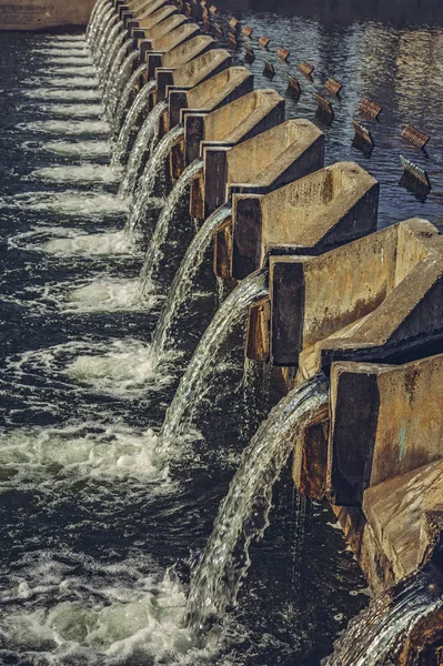 Weir calcestruzzo attraverso il fiume — Foto Stock