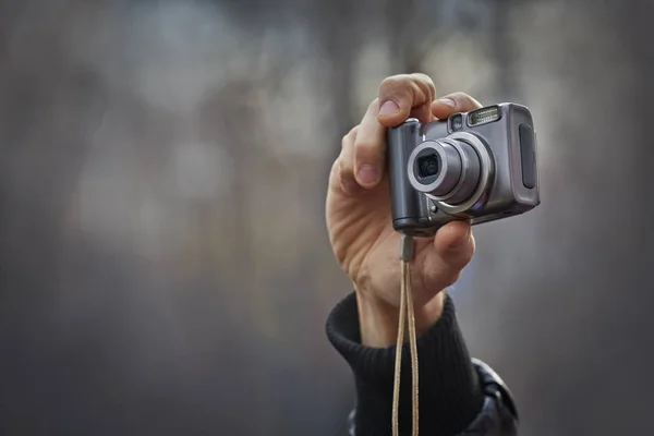 Câmera compacta na mão — Fotografia de Stock