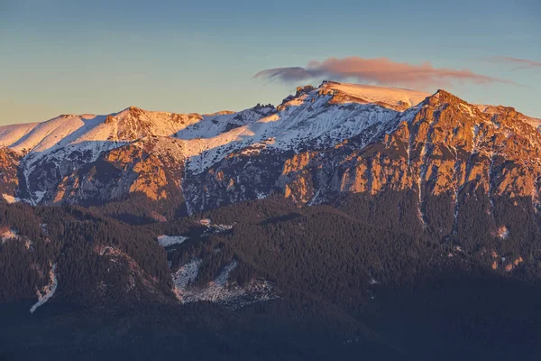 Lever de soleil sur les montagnes — Photo