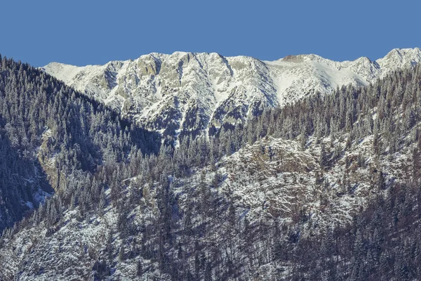 Montañas nevadas Piatra Craiului — Foto de Stock