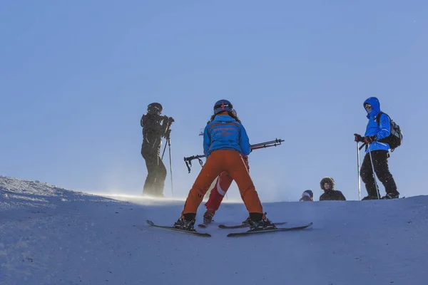 Skilehrerin gibt Skikurs — Stockfoto