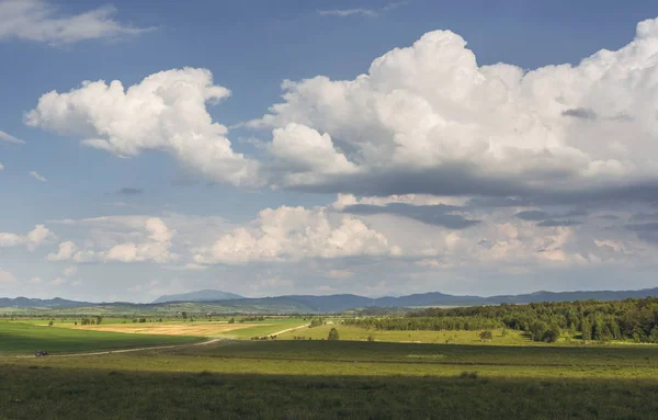 Paesaggio pittoresco di campagna — Foto Stock