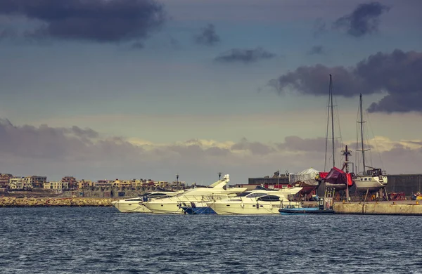 Segelbåtar och yachter i Tomis turistiska hamn — Stockfoto