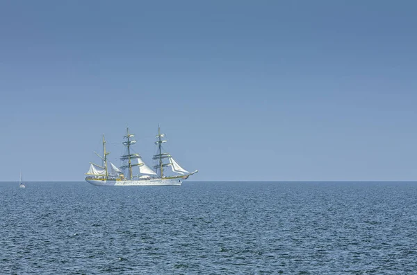 Ψηλό πλοίων που πλέουν στη θάλασσα — Φωτογραφία Αρχείου