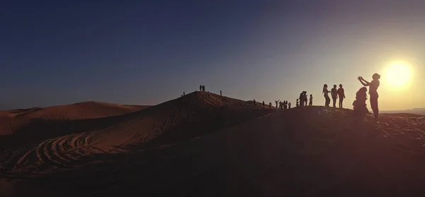 Силуэты на закате в Дубае — стоковое фото