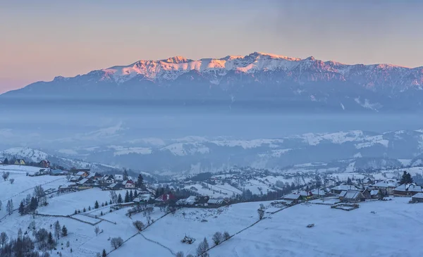 Landelijke winter landschap bij zonsondergang — Stockfoto