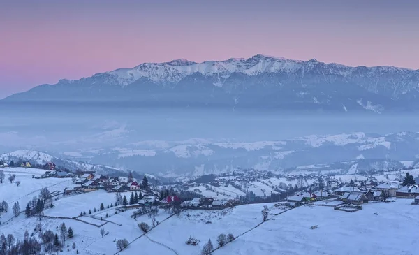 Winter landelijke uitzicht met bergen — Stockfoto
