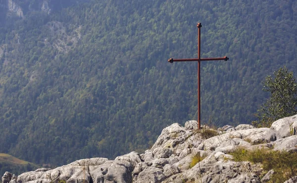 Червоний залізний хрест на вершині каменю — стокове фото