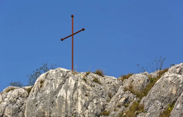 Залізний хрест над блакитним небом — стокове фото