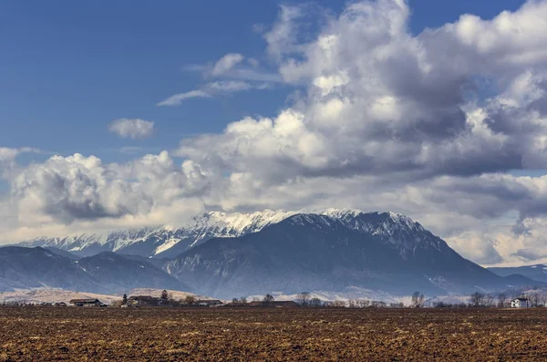 ルーマニア ピアトラ Craiului 山の近く春の田園風景 — ストック写真