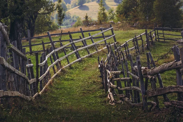 Caminho rural na aldeia da Transilvânia — Fotografia de Stock