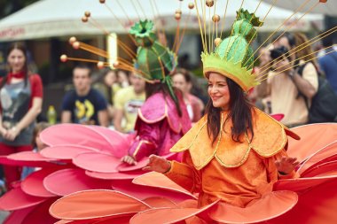 Dev çiçekler, B-Fit uluslararası Street Tiyatro Festivali, 