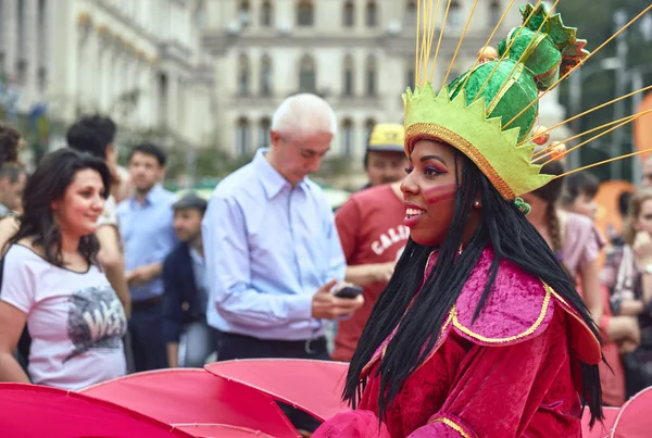 巨型花, B 适合国际街头戏剧节, — 图库照片