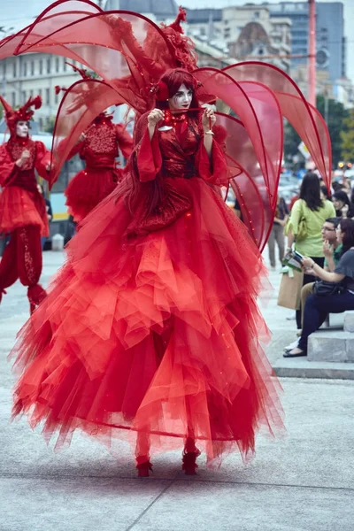 Acrobatas caminhando sobre palafitas durante o Teatro Internacional de Rua F — Fotografia de Stock