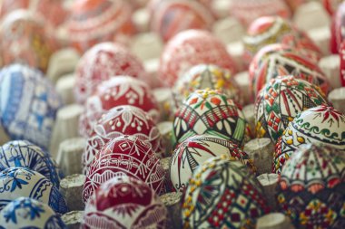 Boyalı dekoratif Paskalya yumurtaları