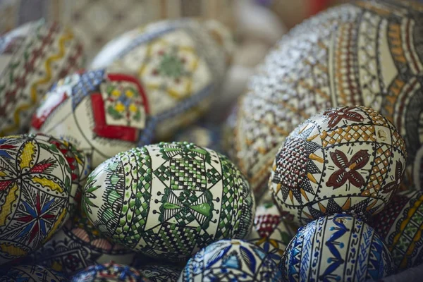 Окрашенные декоративные пасхальные яйца — стоковое фото