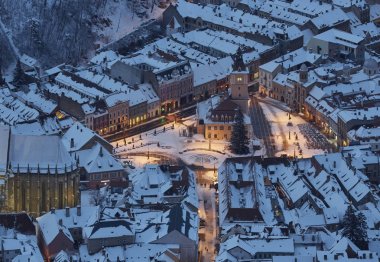 Hava alacakaranlık cityscape karlı Belediye Meydanı, Brasov, Roma