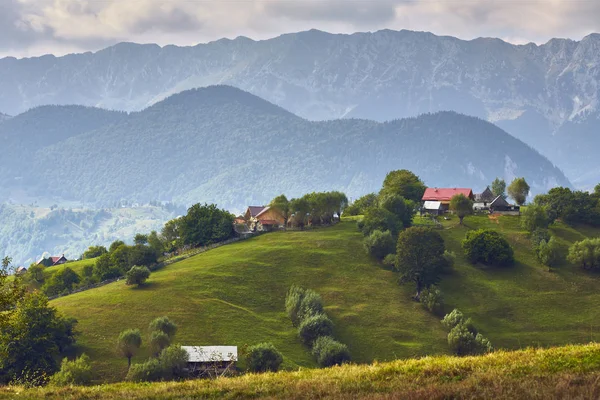 Paisaje rural de montaña, Transilvania, Rumania — Foto de Stock