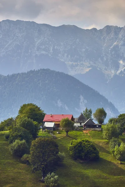 Paesaggio rurale di montagna, Transilvania, Romania — Foto Stock