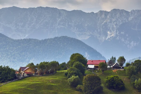 Paisagem montanhosa rural, Transilvânia, Roménia — Fotografia de Stock