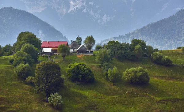 Paisagem montanhosa rural, Transilvânia, Roménia — Fotografia de Stock