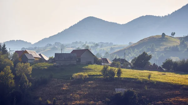 Sabah kırsal manzara, Pestera Köyü, Romanya