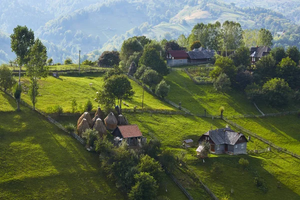 Paisajes rurales de primavera, Transilvania, Rumania — Foto de Stock