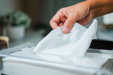 El beyaz doku kağıtları şeffaf plastik kutu toplama.