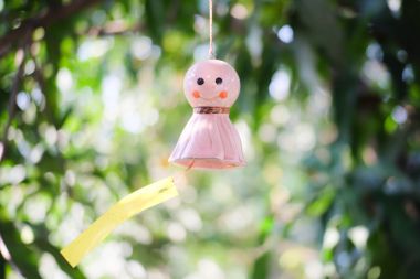 Teru Teru Bozu 'nun iyi hava getirecek ve yağmurlu günleri durduracak sihirli güçleri olması gerekir..