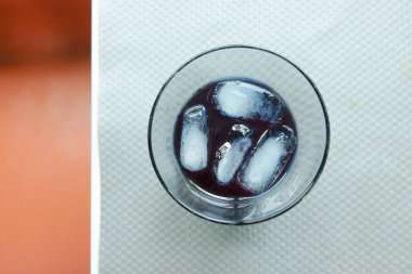 Kelebek bezelye suyu içmek için masaya servis.