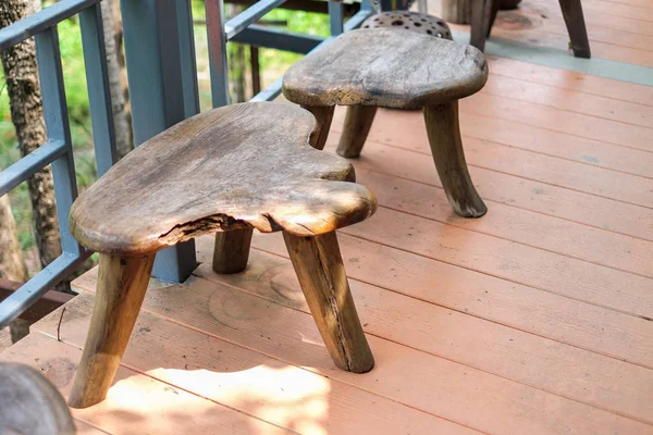 Sedie in legno marrone sul pavimento in legno per sfondo o texture . — Foto Stock