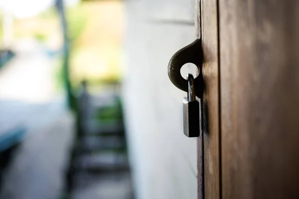 在旧木门钢挂锁。防盗保护. — 图库照片